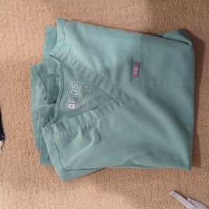 Figs jade green. Catarina one-pocket size S, pants are Kade size S/T.